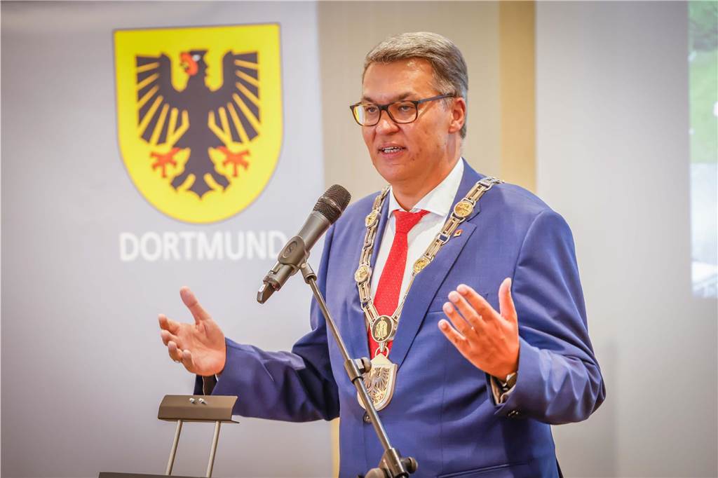 60 Ziele: Woran sich der Oberbürgermeister messen lassen muss Thomas Westphal, Oberbürgermeister von Dortmund, steht an einem Rednerpult.