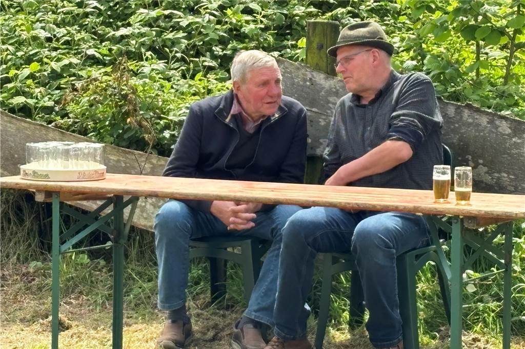 Zwei Männer reden. 