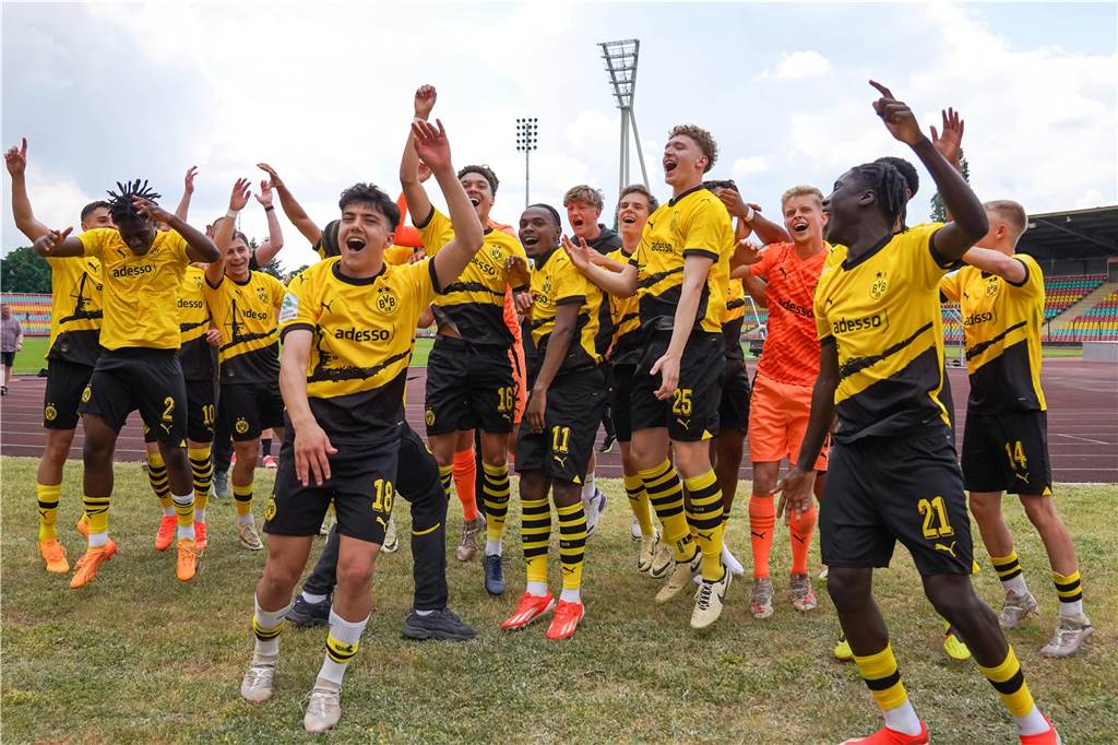 BVB-U19-Leader Wätjen will Revanche gegen Hoffenheim : „Wir haben noch eine Rechnung offen“ Die Spieler der BVB-U19 hüpfen.