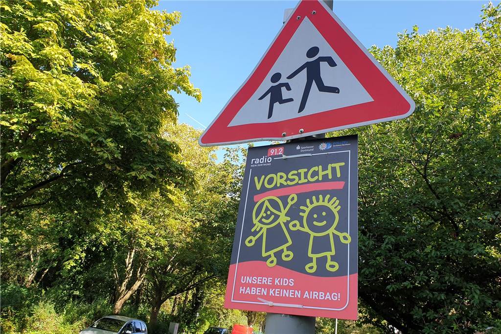 Anwohner beklagen rasende Autofahrer: „Es geht um unsere Kinder“ Wer zu schnell fährt, erkennt diese Hinweise nicht: Schilder im Zinsweg.