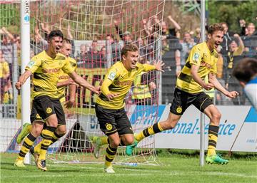 Wer zuletzt jubelt, jubelt am besten: Michael Eberwein (r.) avancierte in der Nachspielzeit zum Matchwinner für den BVB II gegen Aufsteiger Westfalia Rhynern - am Ende stand ein 4:3-Auswärtssieg auf dem Zettel.