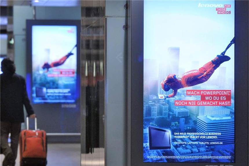 Bericht: Google will Außenwerbung machen Werbebildschirme stehen im Hauptbahnhof in Köln. Der Suchmaschinenkonzern Google will laut einem Pressebericht das Geschäft mit Außenwerbung in Deutschland aufmischen. Foto: Henning Kaiser
