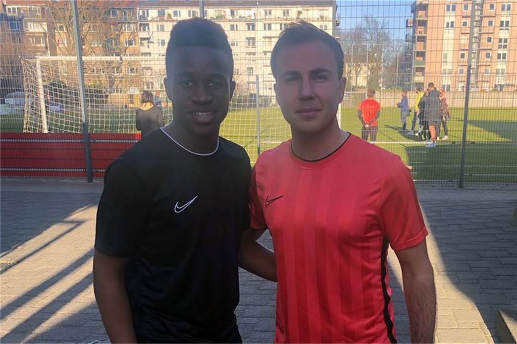 Top-Talent Youssoufa Moukoko geht beim BVB unbeirrt seinen Weg Werbedreh gemeinsam mit Mario Götze (r.).
