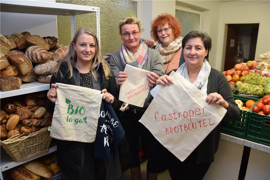 Die Castroper Tafel ist jetzt plastikfrei Werben für die neue, plastikfreie Tafel: Dhana Stannek (v.l.), Michaela Schmidt, Astrid Dähnke und Nina Diring.