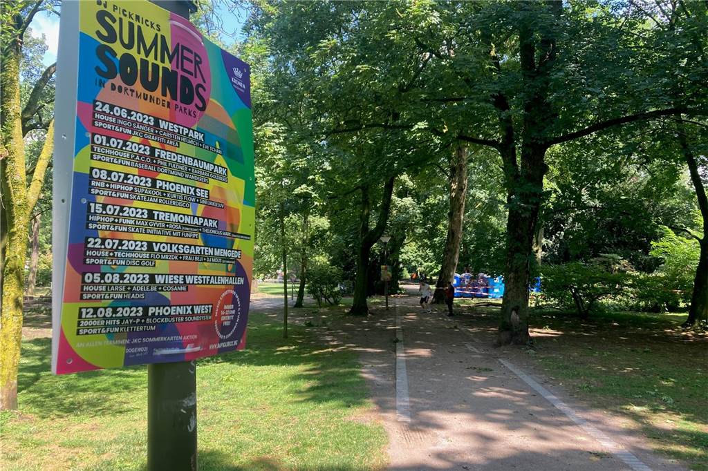 Erstes DJ-Picknick fällt ins Wasser: Große Unwetterschäden im Westpark Werbeplakate kündigen im Westpark die DJ-Picknicks an. Der Termin im Westpark wird auf den 26. August verschoben.