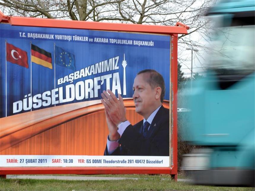 Merkel betrübt über Erdogans Nazi-Vergleich Werbung vor einem Auftritt von Erdogan im Februar 2011 in Köln. Foto: Federico Gambarini