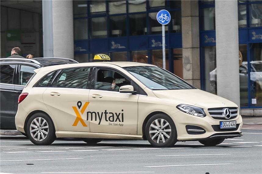 Taxi Dortmund diskutiert Werbung von MyTaxi und Cabdo Werbung wie diese für My Taxi geht manchen gegen den Strich – sie möchten Mitglieder, die auf ihren Fahrzeugen Werbung zeigen, ausschließen. Taxiunternehmer dürften für andere Vermittler werben, sagt hingegen My Taxi selbst.