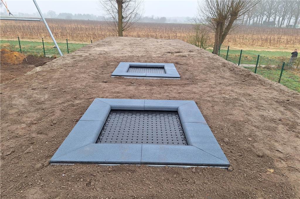 Größte Schaukel des Münsterlandes: Spielgerät mit Kran aufgestellt Werden bestimmt auch für Spaß sorgen: Die zwei Bodentrampoline, die ebenfalls auf dem Hügel aufgebaut wurden.