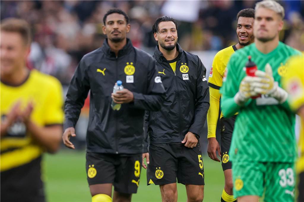 Borussia Dortmund vor dem Deadline Day: Bedarf, Anspruch und begrenzte BVB-Mittel Sebastien Haller und Ramy Bensebaini gehen Richtung Südtribüne.