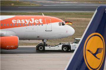 Werdende Eltern können bei Easyjet ein Flugticket für ihr ungeborenes Baby buchen. Lufthansa räumt diese Möglichkeit nicht ein. Foto: Soeren Stache