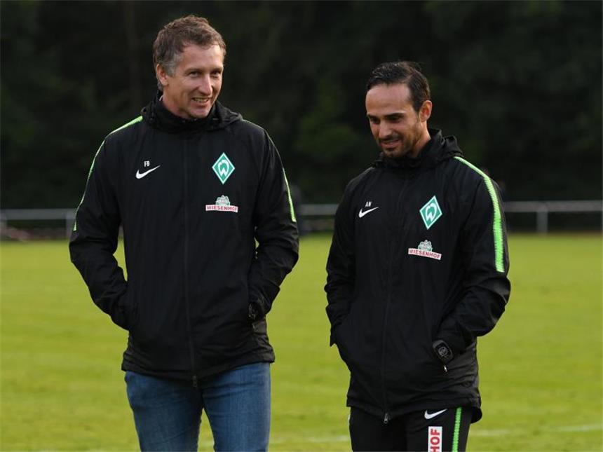 Werders Baumann stärkt Trainer Nouri den Rücken Werder-Geschäftsführer Frank Baumann (l) stärkt Trainer Alexander Nouri nach dem Fehlstart den Rücken. Foto: David Hecker