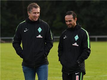 Werder-Geschäftsführer Frank Baumann (l) stärkt Trainer Alexander Nouri nach dem Fehlstart den Rücken. Foto: David Hecker