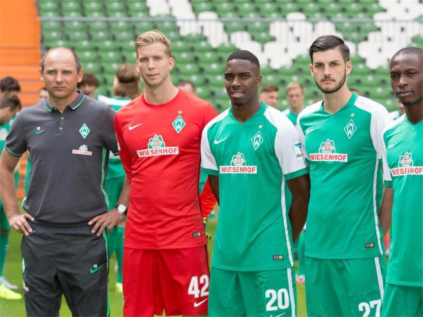 Werder Bremen testet gegen Salzburg Werder-Trainer Viktor Skripnik mit den Neuzugängen Felix Wiedwald, Ulisses Garcia, Florian Grillitsch und Anthony Ujah Foto: Jörg Sarbach