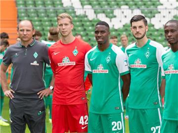 Werder-Trainer Viktor Skripnik mit den Neuzugängen Felix Wiedwald, Ulisses Garcia, Florian Grillitsch und Anthony Ujah Foto: Jörg Sarbach
