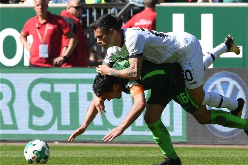Leverkusen hakt Champions League noch nicht ab Werders Zlatko Junuzovic (unten) kämpft gegen Bayers Charles Aranguiz um den Ball. Foto: Carmen Jaspersen