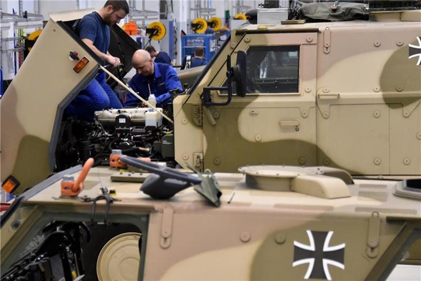 Bundeswehr sollte mehr Reparaturen selbst übernehmen Werk der Heeresinstandsetzungslogistik GmbH in Doberlug-Kirchhain. Das Unternehmen mit seinen 250 Mitarbeitern ist für Wartung und Materialerhaltung von Bundeswehr Landsystemen zuständig. Foto: Bernd Settnik/Archiv
