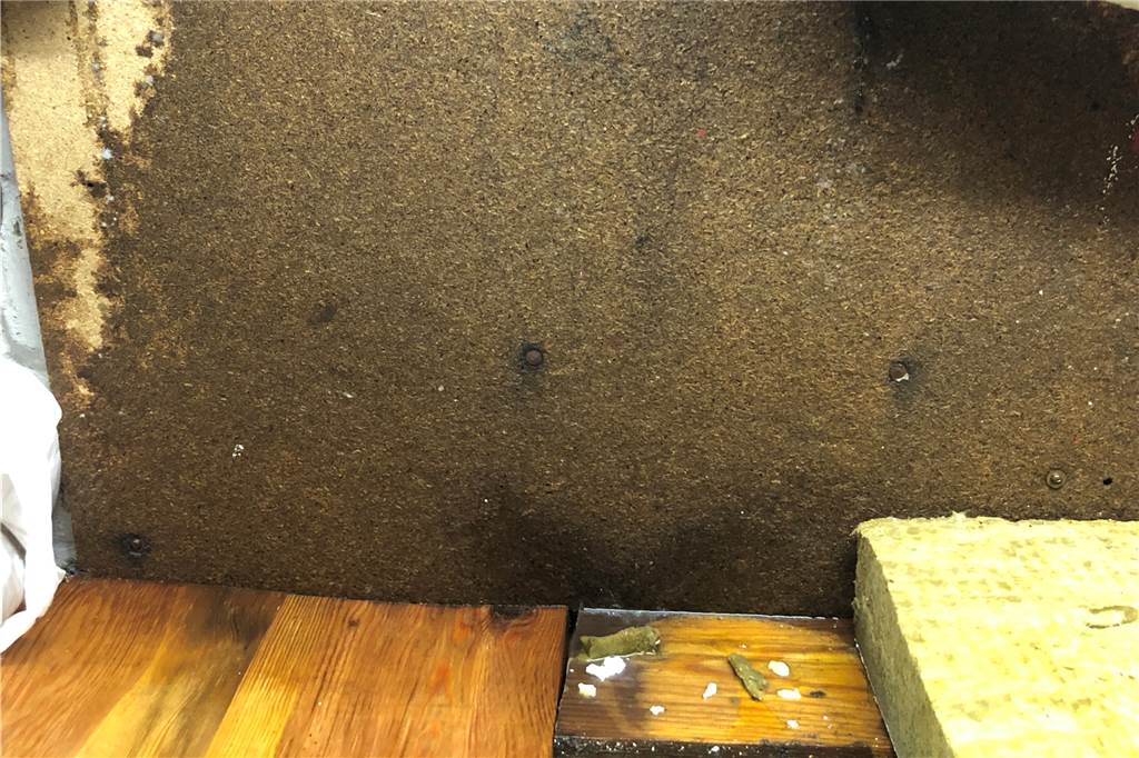In diesem Vonovia-Haus in Dortmund fließt Wasser in den Keller: Mieter sind wütend Werkbank und Wand unterhalb des Rohres, aus dem es tropft, sind völlig durchnässt.