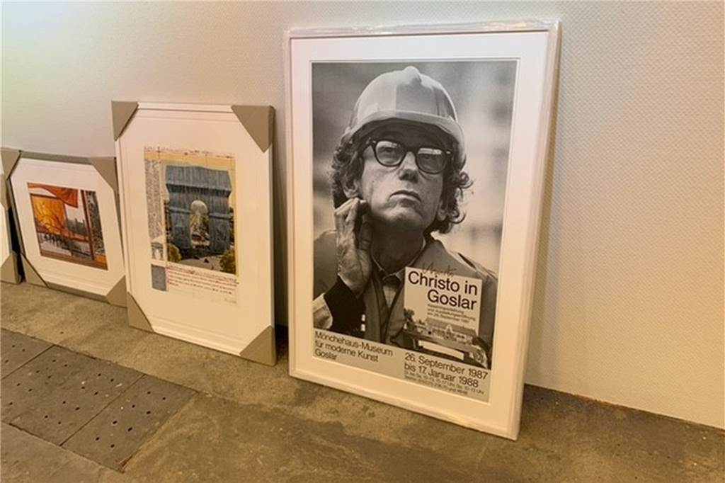 Postkarten gegen Ukraine-Krieg: Bernd C. Dietrich bekommt Drohanrufe Werke von Christo sind am Wochenende im artpark in Gahlen zu sehen.