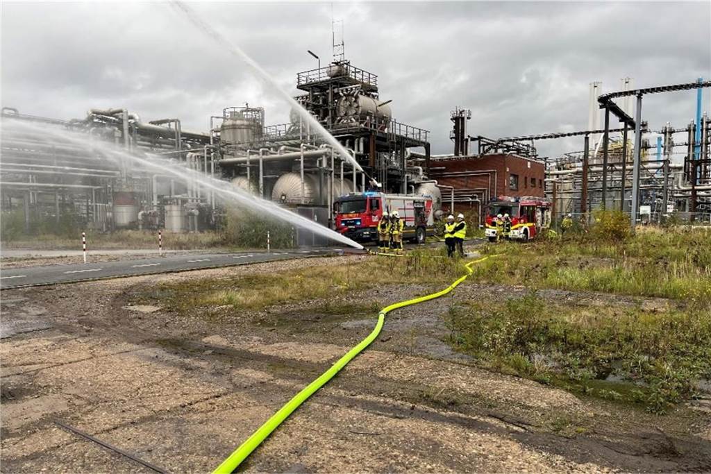 Feuerwehr spritzt Fontänen auf alte Rütgers-Anlagebei Rain Carbon Werksfeuerwehr und Kameraden der städtischen Feuerwehr übten gemeinsam den Großeinsatz auf dem Gelände des Chemiewerks von Rain Carbon in Castrop-Rauxel.