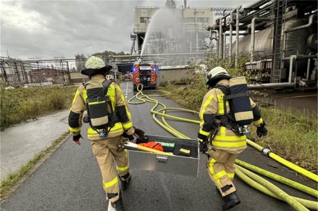 Werksfeuerwehr und Kameraden der städtischen Feuerwehr übten gemeinsam den Großeinsatz auf dem Gelände des Chemiewerks von Rain Carbon in Castrop-Rauxel.