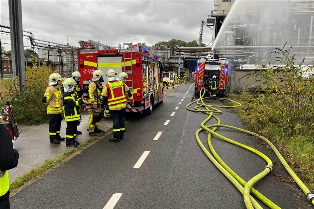 Werksfeuerwehr und Kameraden der städtischen Feuerwehr übten gemeinsam den Großeinsatz auf dem Gelände des Chemiewerks von Rain Carbon in Castrop-Rauxel.