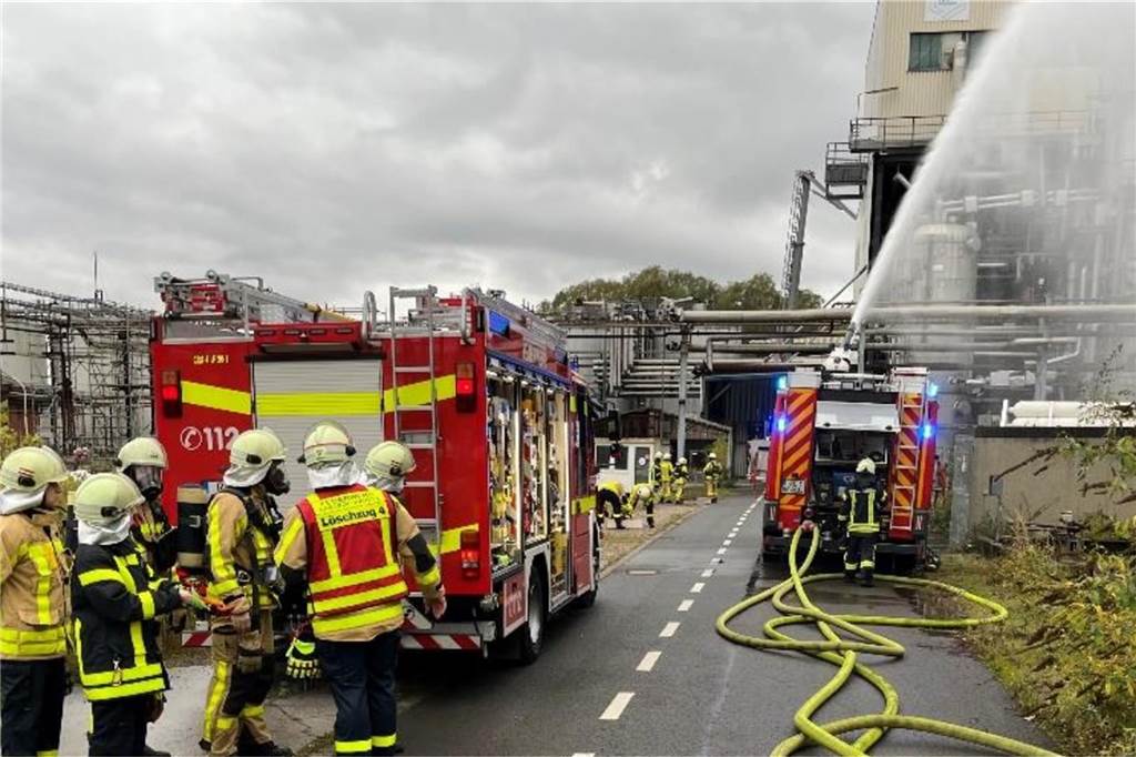 Werksfeuerwehr und Kameraden der städtischen Feuerwehr übten gemeinsam den Großeinsatz auf dem Gelände des Chemiewerks von Rain Carbon in Castrop-Rauxel.