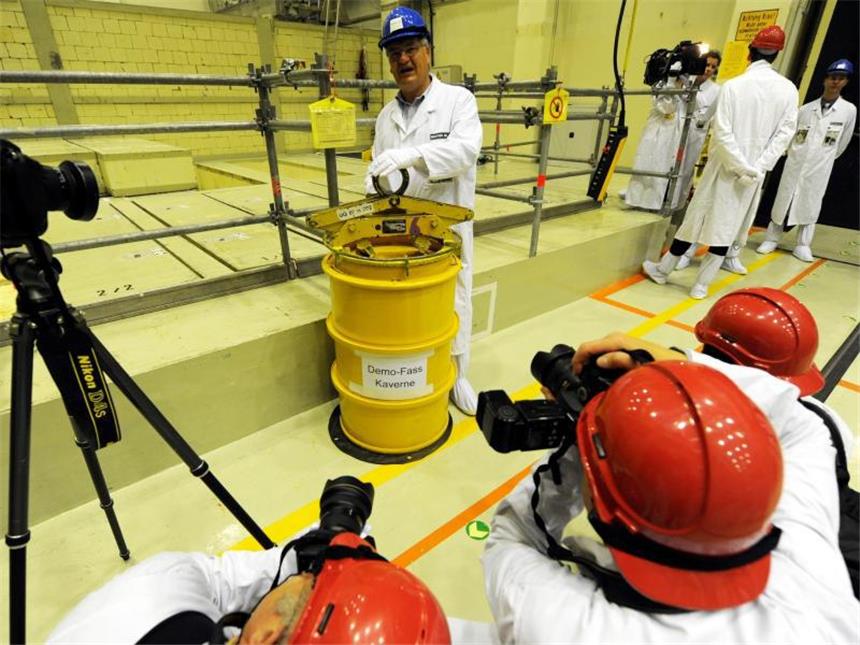 Rostende Atommüll-Fässer in Brunsbüttel werden geborgen Werksleiter Knut Frisch (M.) demonstriert im AKW Brunsbüttel einen Hebemechanismus für die Fässer. Foto: Carsten Rehder/Archiv