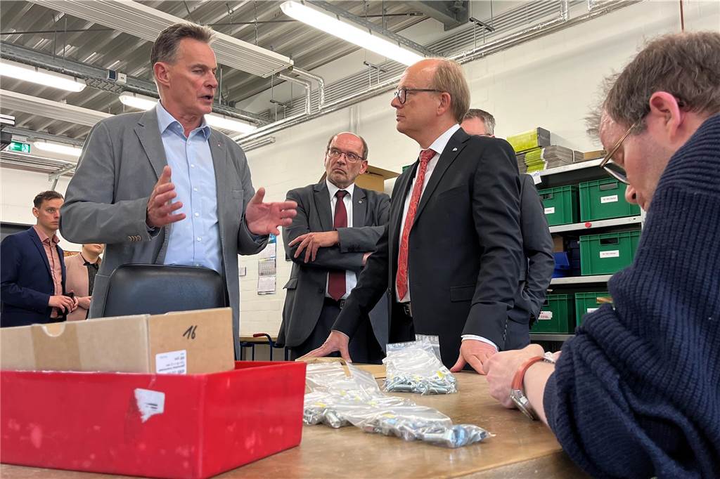 Werkstattleiter Gerd Hötzel im Gespräch mit Präsident André Kuper.