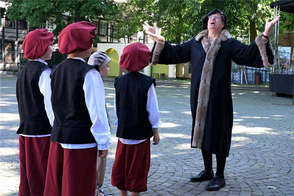 Werne 1622: In mehreren Episoden wurde den circa 500 Zuschauern über zwei Stunden die Ereignisse rund um die Rettung der Lippestadt im Mittelaltern nahe gebracht. Am Ende gab es stehenden Applaus.