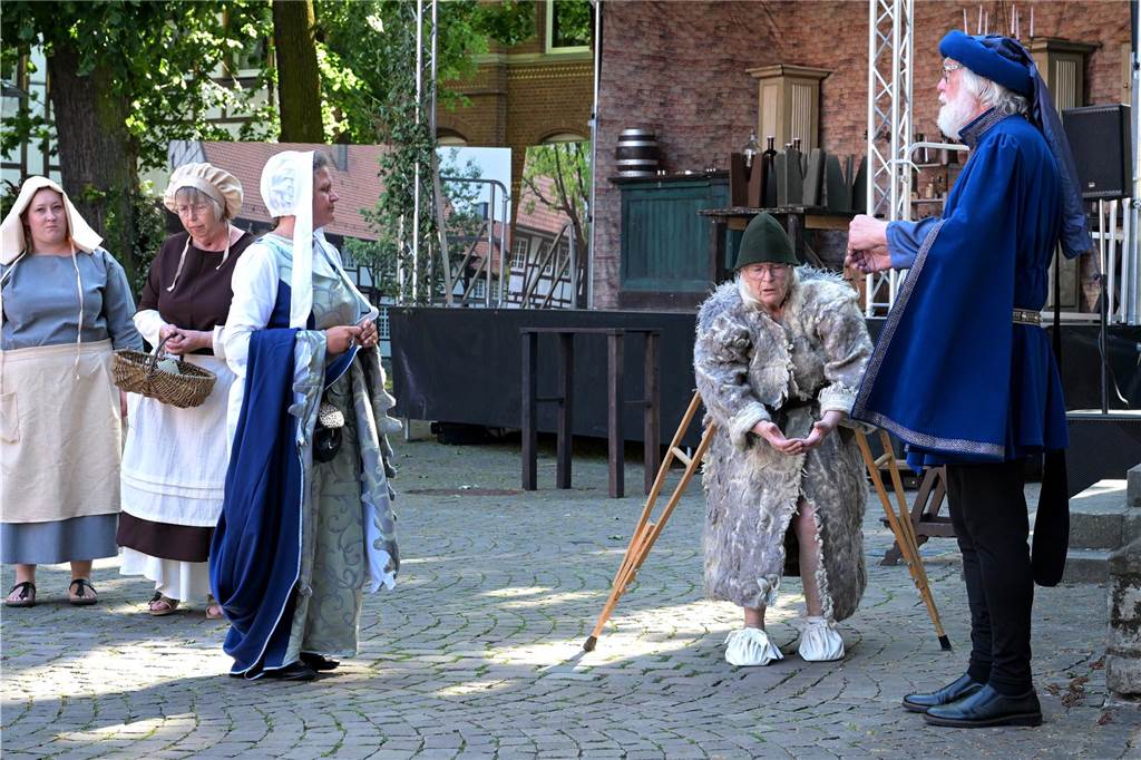 Werne 1622: In mehreren Episoden wurde den circa 500 Zuschauern über zwei Stunden die Ereignisse rund um die Rettung der Lippestadt im Mittelaltern nahe gebracht. Am Ende gab es stehenden Applaus.