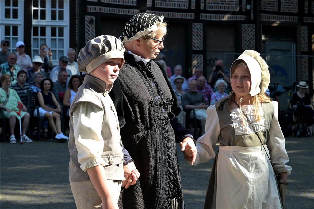 Werne 1622: In mehreren Episoden wurde den circa 500 Zuschauern über zwei Stunden die Ereignisse rund um die Rettung der Lippestadt im Mittelaltern nahe gebracht. Am Ende gab es stehenden Applaus.