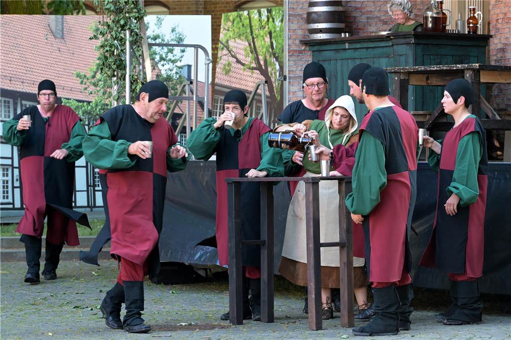 Werne 1622: In mehreren Episoden wurde den circa 500 Zuschauern über zwei Stunden die Ereignisse rund um die Rettung der Lippestadt im Mittelaltern nahe gebracht. Am Ende gab es stehenden Applaus.