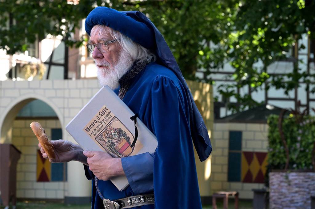 Werne 1622: In mehreren Episoden wurde den circa 500 Zuschauern über zwei Stunden die Ereignisse rund um die Rettung der Lippestadt im Mittelaltern nahe gebracht. Am Ende gab es stehenden Applaus.