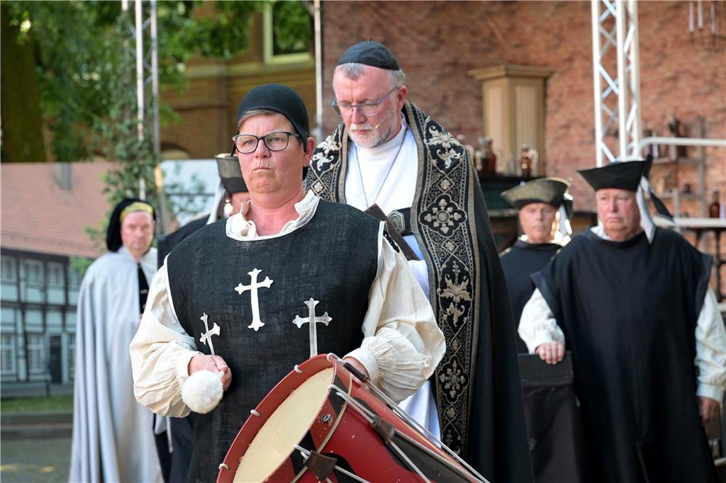Werne 1622: In mehreren Episoden wurde den circa 500 Zuschauern über zwei Stunden die Ereignisse rund um die Rettung der Lippestadt im Mittelaltern nahe gebracht. Am Ende gab es stehenden Applaus.
