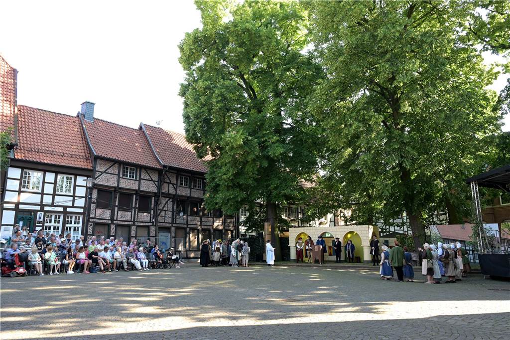 Werne 1622: In mehreren Episoden wurde den circa 500 Zuschauern über zwei Stunden die Ereignisse rund um die Rettung der Lippestadt im Mittelaltern nahe gebracht. Am Ende gab es stehenden Applaus.