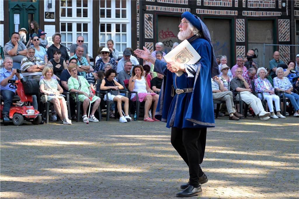 Werne 1622: In mehreren Episoden wurde den circa 500 Zuschauern über zwei Stunden die Ereignisse rund um die Rettung der Lippestadt im Mittelaltern nahe gebracht. Am Ende gab es stehenden Applaus.