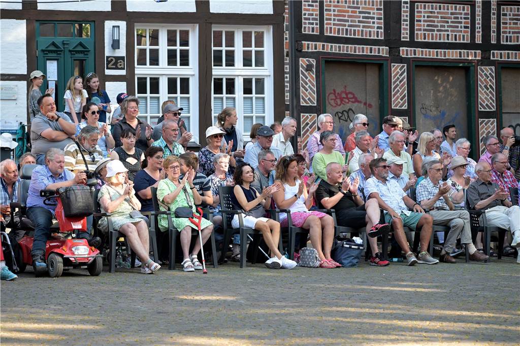 Werne 1622: In mehreren Episoden wurde den circa 500 Zuschauern über zwei Stunden die Ereignisse rund um die Rettung der Lippestadt im Mittelaltern nahe gebracht. Am Ende gab es stehenden Applaus.