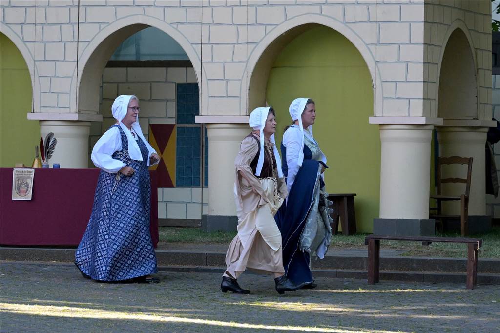 Werne 1622: In mehreren Episoden wurde den circa 500 Zuschauern über zwei Stunden die Ereignisse rund um die Rettung der Lippestadt im Mittelaltern nahe gebracht. Am Ende gab es stehenden Applaus.