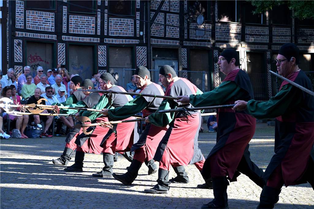 Werne 1622: In mehreren Episoden wurde den circa 500 Zuschauern über zwei Stunden die Ereignisse rund um die Rettung der Lippestadt im Mittelaltern nahe gebracht. Am Ende gab es stehenden Applaus.