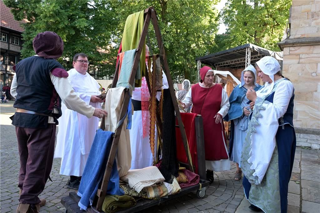 Werne 1622: In mehreren Episoden wurde den circa 500 Zuschauern über zwei Stunden die Ereignisse rund um die Rettung der Lippestadt im Mittelaltern nahe gebracht. Am Ende gab es stehenden Applaus.