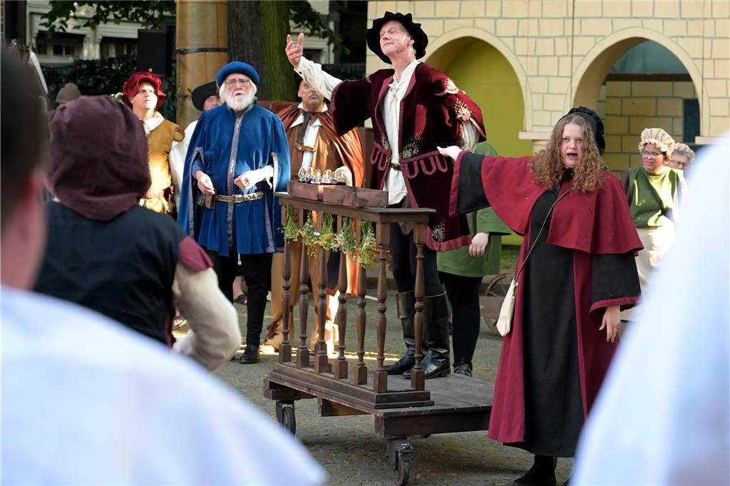 Werne 1622: In mehreren Episoden wurde den circa 500 Zuschauern über zwei Stunden die Ereignisse rund um die Rettung der Lippestadt im Mittelaltern nahe gebracht. Am Ende gab es stehenden Applaus.