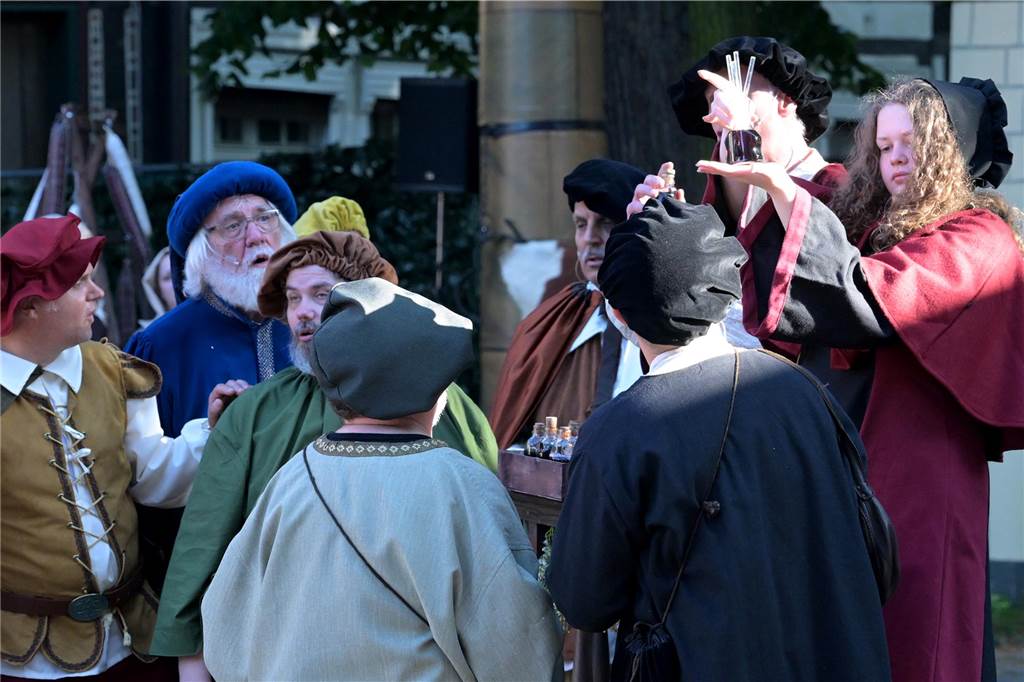 Werne 1622: In mehreren Episoden wurde den circa 500 Zuschauern über zwei Stunden die Ereignisse rund um die Rettung der Lippestadt im Mittelaltern nahe gebracht. Am Ende gab es stehenden Applaus.