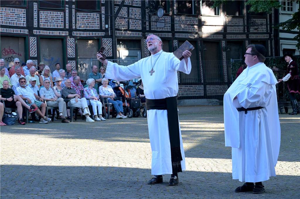 Werne 1622: In mehreren Episoden wurde den circa 500 Zuschauern über zwei Stunden die Ereignisse rund um die Rettung der Lippestadt im Mittelaltern nahe gebracht. Am Ende gab es stehenden Applaus.