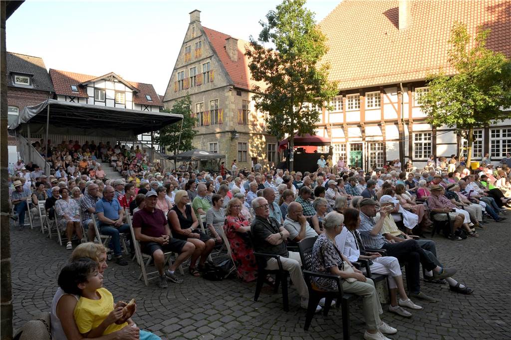 Werne 1622: In mehreren Episoden wurde den circa 500 Zuschauern über zwei Stunden die Ereignisse rund um die Rettung der Lippestadt im Mittelaltern nahe gebracht. Am Ende gab es stehenden Applaus.