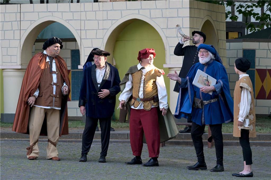 Werne 1622: In mehreren Episoden wurde den circa 500 Zuschauern über zwei Stunden die Ereignisse rund um die Rettung der Lippestadt im Mittelaltern nahe gebracht. Am Ende gab es stehenden Applaus.
