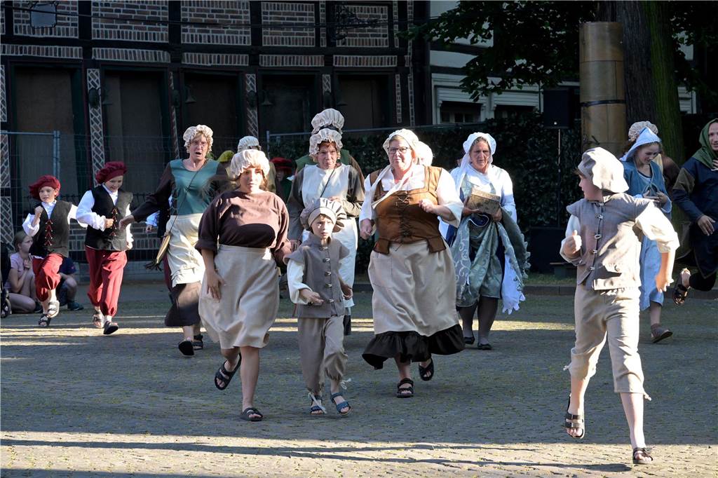 Werne 1622: In mehreren Episoden wurde den circa 500 Zuschauern über zwei Stunden die Ereignisse rund um die Rettung der Lippestadt im Mittelaltern nahe gebracht. Am Ende gab es stehenden Applaus.