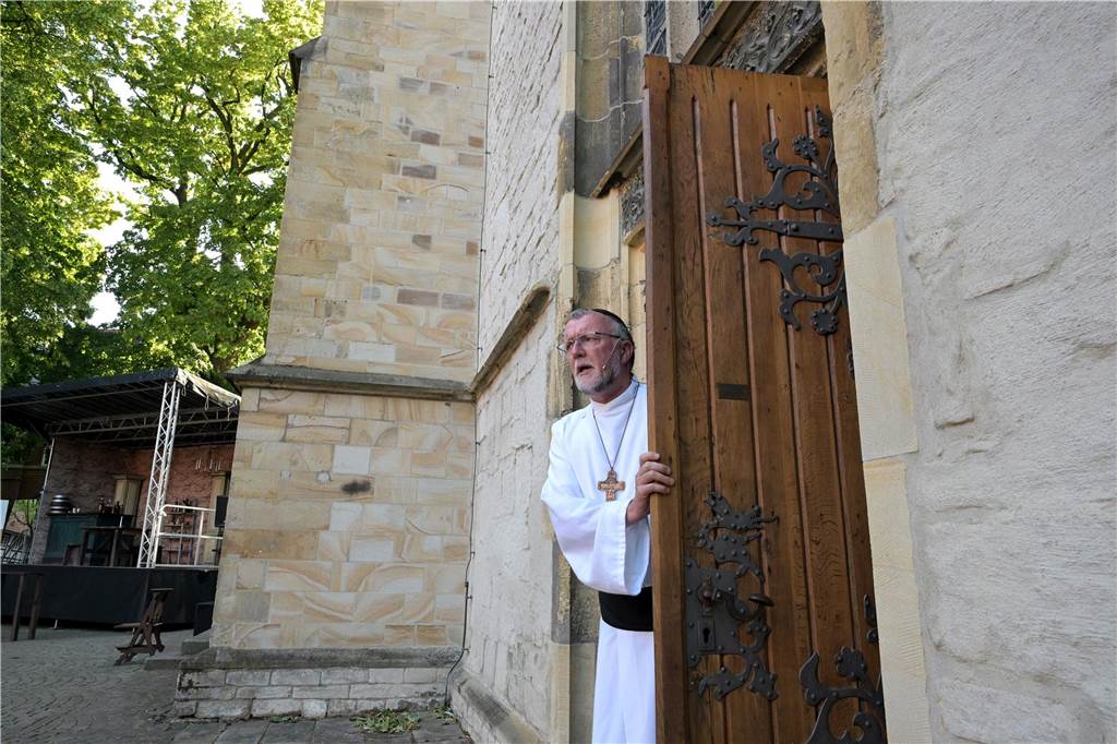 Werne 1622: In mehreren Episoden wurde den circa 500 Zuschauern über zwei Stunden die Ereignisse rund um die Rettung der Lippestadt im Mittelaltern nahe gebracht. Am Ende gab es stehenden Applaus.