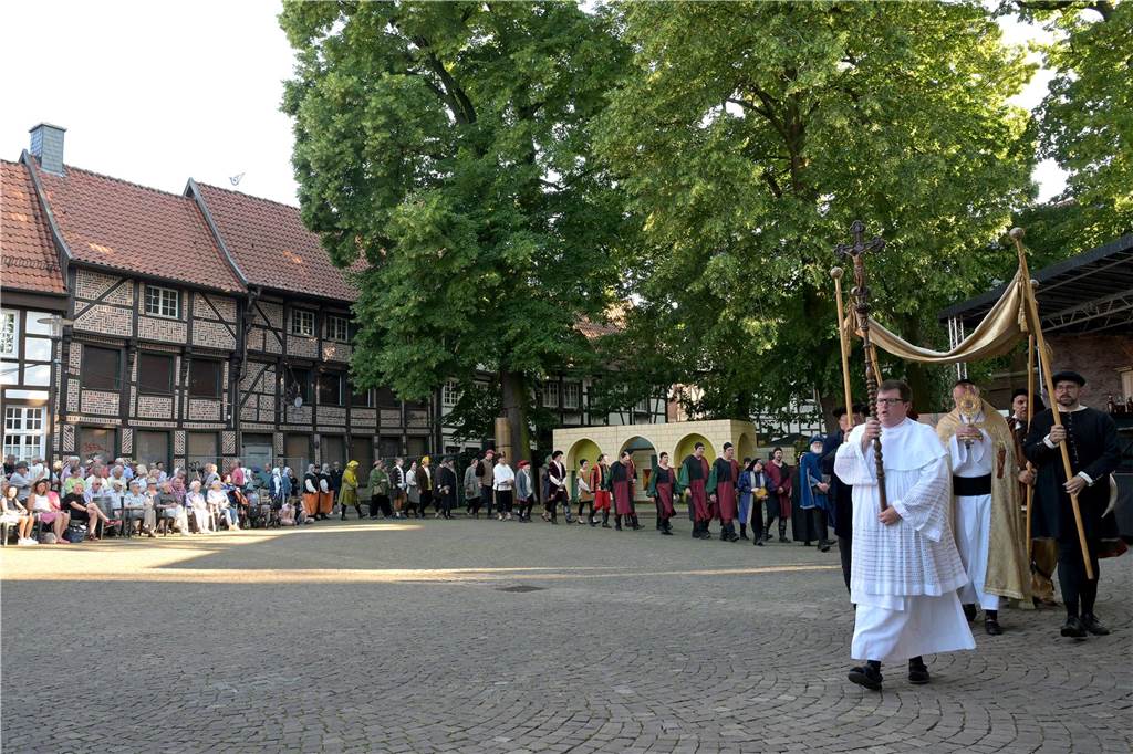 Werne 1622: In mehreren Episoden wurde den circa 500 Zuschauern über zwei Stunden die Ereignisse rund um die Rettung der Lippestadt im Mittelaltern nahe gebracht. Am Ende gab es stehenden Applaus.