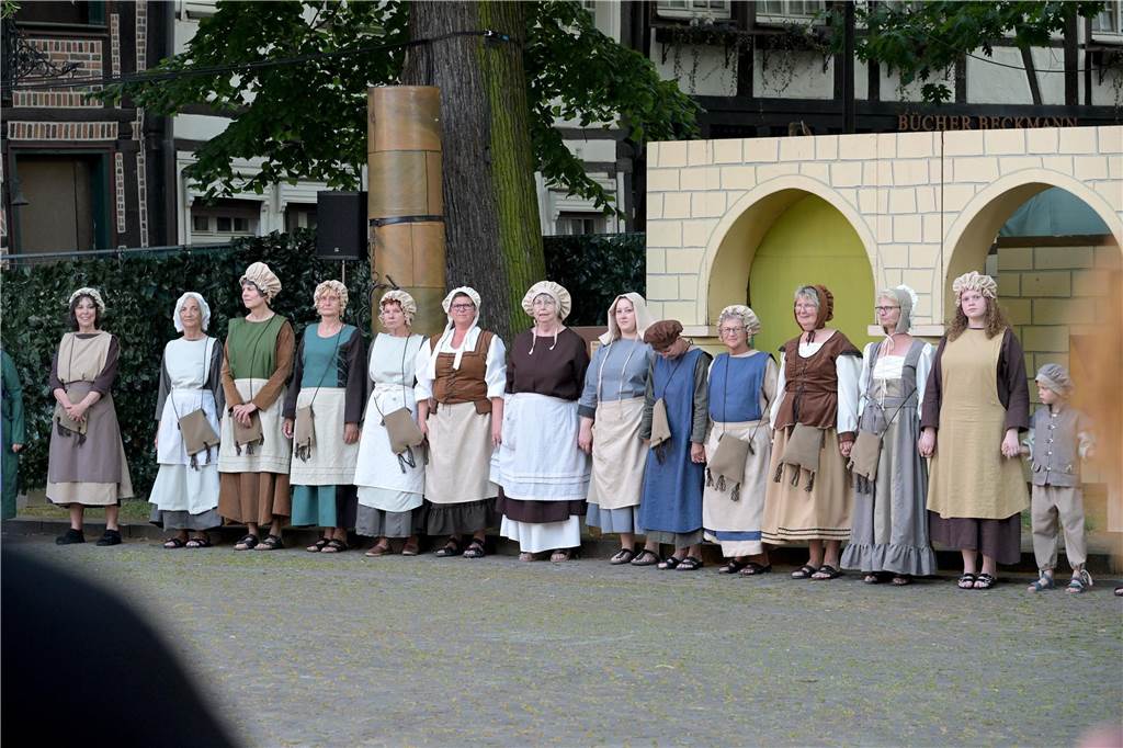 Werne 1622: In mehreren Episoden wurde den circa 500 Zuschauern über zwei Stunden die Ereignisse rund um die Rettung der Lippestadt im Mittelaltern nahe gebracht. Am Ende gab es stehenden Applaus.
