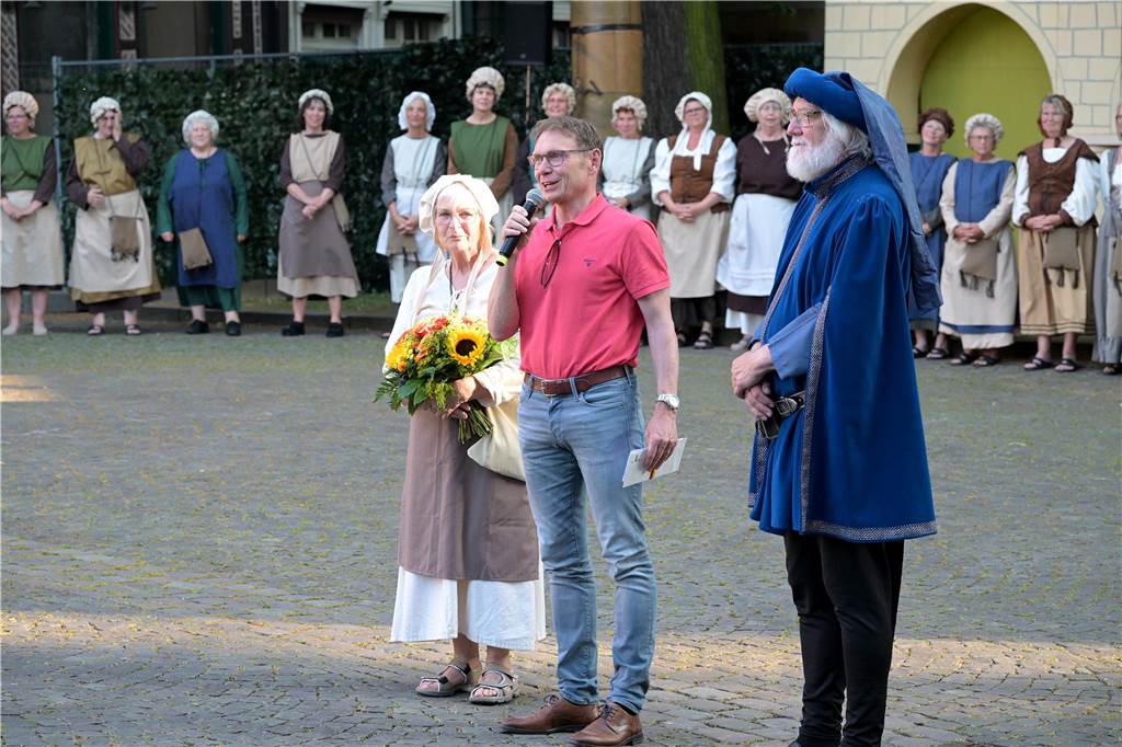 Werne 1622: In mehreren Episoden wurde den circa 500 Zuschauern über zwei Stunden die Ereignisse rund um die Rettung der Lippestadt im Mittelaltern nahe gebracht. Am Ende gab es stehenden Applaus.